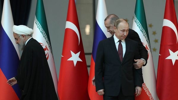 Президенты России Ирана и Турции Владимир Путин, Хасан Роухани и Реджеп Тайип Эрдоган после фото в преддверии трехстороннего саммита Турция-Россия-Иран (4 апреля 2018). Анкара - Sputnik Армения