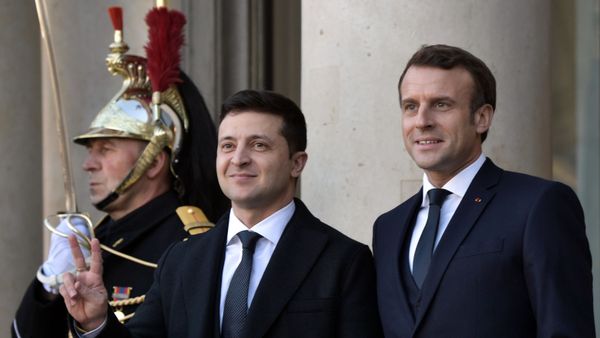 Президент Украины Владимир Зеленский и президент Франции Эммануэль Макрон (справа) на церемонии официальной встречи в Елисейском дворце (9 декабря 2019). Париж - Sputnik Армения