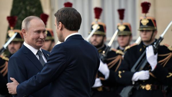 Президент РФ Владимир Путин и президент Франции Эммануэль Макрон на церемонии официальной встречи в Елисейском дворце (9 декабря 2019). Париж - Sputnik Армения