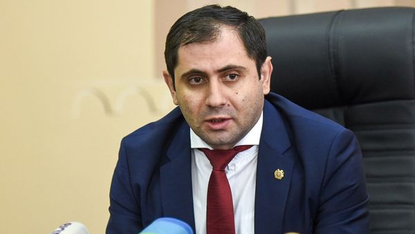 Министр территориального управления и инфраструктур Сурен Папикян во время пресс-конференции на ААЭС (10 декабря 2019). Мецамор - Sputnik Արմենիա