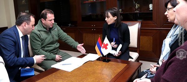 Министр обороны Давид Тоноян принял делегацию МККК во главе с председателем Клэр Мейтро (10 декабря 2019). Еревaн - Sputnik Արմենիա