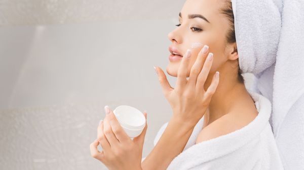 Не стесняйтесь наносить SPF-крем зимой, так как ваша кожа нуждается в защите от солнца круглый год - Sputnik Армения