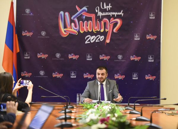 Поручение Пашиняна: кто сочинил новогоднюю песню, которая должна превзойти Jingle Bells Поручение Пашиняна: кто сочинил новогоднюю песню, которая должна превзойти Jingle Bells - Sputnik Армения