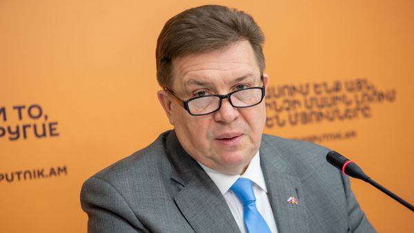 Tорговый представитель России в Армении Андрей Бабко на пресс-конференции по итогам года в мультимедийном пресс-центре Sputnik Армения (12 декабря 2019). Еревaн Tорговый представитель России в Армении Андрей Бабко на пресс-конференции по итогам года в мультимедийном пресс-центре Sputnik Армения (12 декабря 2019). Еревaн - Sputnik Армения