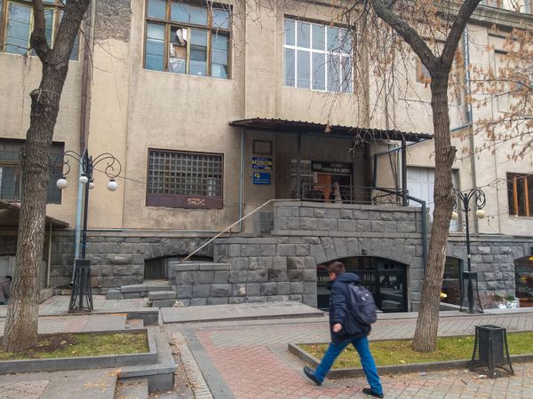 Не ленточкой, а молотом: Театр пантомимы наконец обретет свой дом в Ереване Не ленточкой, а молотом: Театр пантомимы наконец обретет свой дом в Ереване - Sputnik Армения