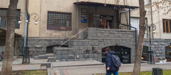 Вход в предоставленное помещение для гос.театра пантомимы - Sputnik Армения