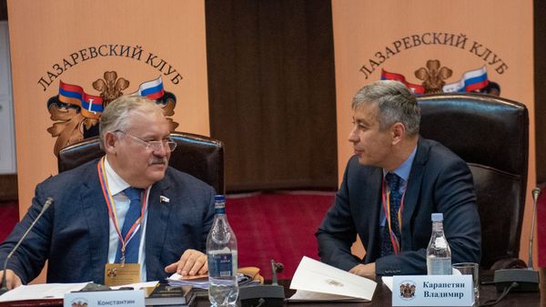 Константин Затулин (л) и Владимир Карапетян на заседании армяно-российского Лазаревского клуба (13 декабря 2019). Еревaн - Sputnik Արմենիա