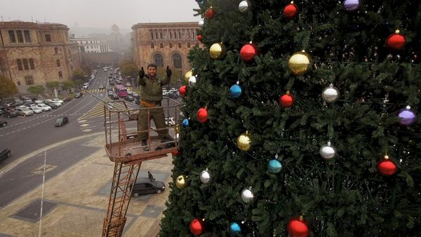 Ինչպես են զարդարում Հայաստանի գլխավոր տոնածառը - Sputnik Արմենիա