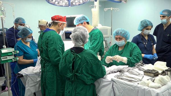 Врачи медцентра Астхик во время второй в Армении операции по пересадке печени (14 декабря 2019). Еревaн - Sputnik Արմենիա