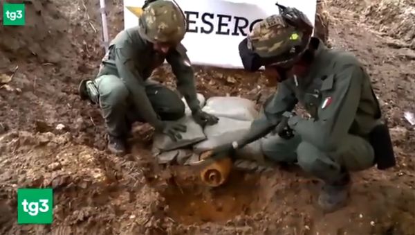 Саперы обезвреживают бомбу времен Второй мировой войны - Sputnik Армения