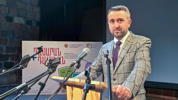 Заммининистра ОНКС Армении Ара Хзмалян на ежегодной итоговую пресс-конференции по сфере культуры (16 декабря 2019). Еревaн - Sputnik Армения