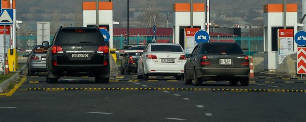 Автомобили у КПП аэропорта Звартноц (16 декабря 2019). Еревaн - Sputnik Արմենիա