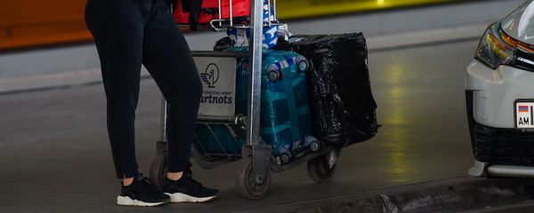 Пассажир с тележой для багажа в аэропорту Звартноц - Sputnik Армения