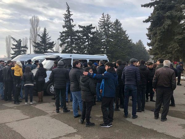 Дядя, братик и Новый год в казарме: кого вспоминают ребята из Гюмри перед призывом в армию - Sputnik Армения