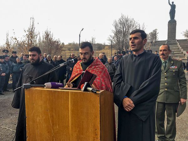 Дядя, братик и Новый год в казарме: кого вспоминают ребята из Гюмри перед призывом в армию - Sputnik Армения