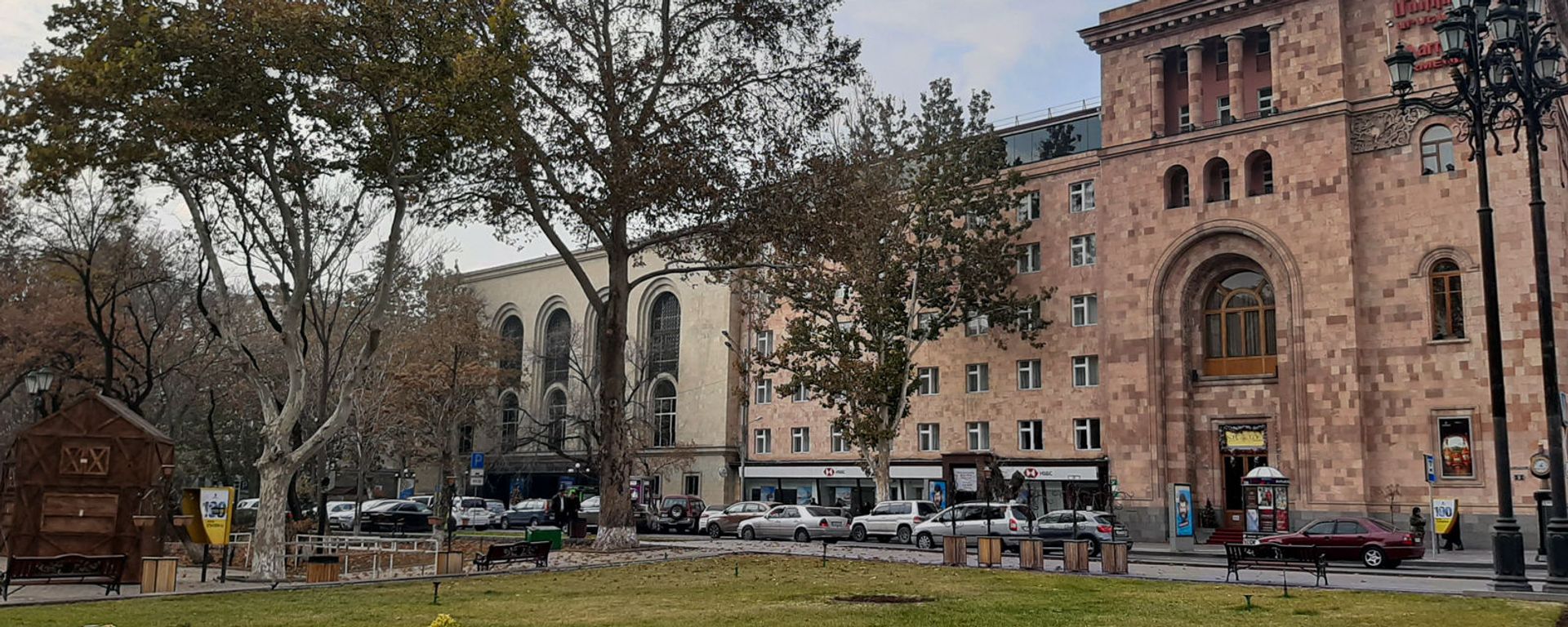Театр Пароняна и гостиница Мариотт на улице Вазгена Саркисяна Театр Пароняна и гостиница Мариотт на улице Вазгена Саркисяна - Sputnik Армения, 1920, 13.07.2021