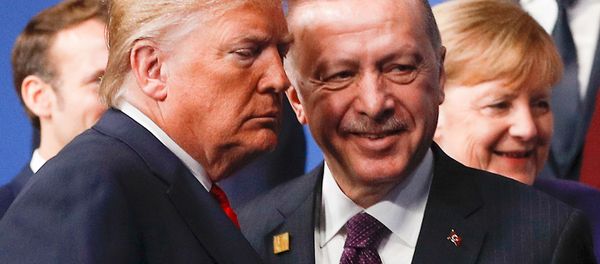 Президенты США и Турции Дональд Трамп и Реджеп Тайип Эрдоган покидают сцену после семейной фотографии, перед началом пленарного заседания саммита НАТО (4 декабря 2019). Лондон - Sputnik Արմենիա