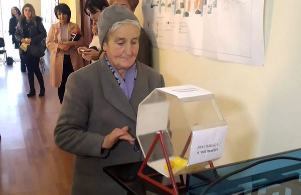 Քարե պատեր` տնակի փոխարեն. Գյումրիում 11 անօթևան ընտանիք արդեն մշտական կացարան ունի - Sputnik Արմենիա