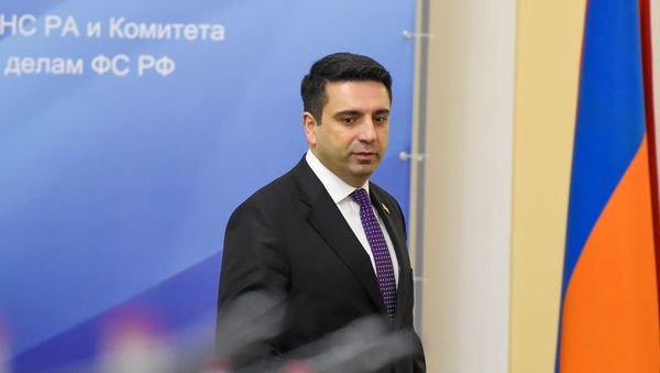 Вице-спикер НС Армении Ален Симонян перед началом совместного заседания Постоянной комиссии по внешним связям НС Армении и Комитета СФ по международным делам ФС России (18 декабря 2019). Еревaн - Sputnik Армения
