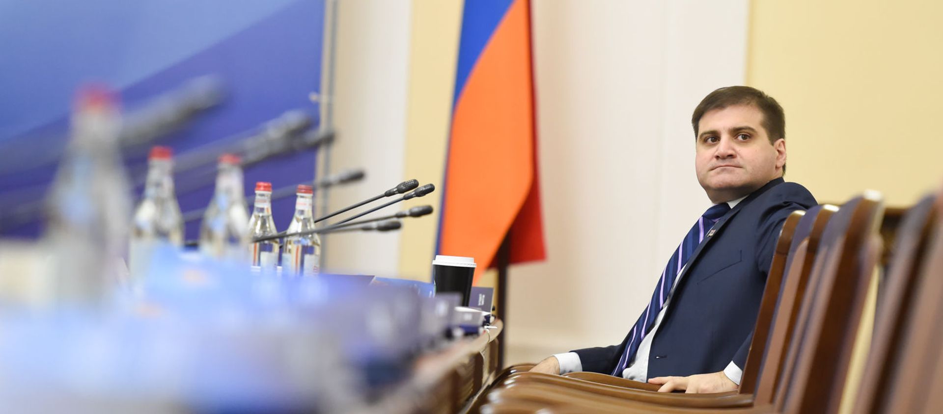 Депутат Арман Бабаджанян перед началом совместного заседания Постоянной комиссии по внешним связям НС Армении и Комитета СФ по международным делам ФС России (18 декабря 2019). Еревaн - Sputnik Արմենիա, 1920, 20.06.2021