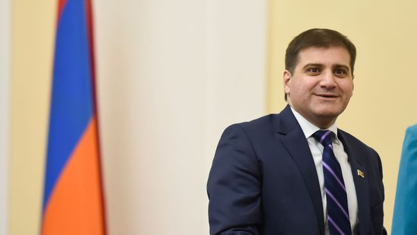 Депутат Арман Бабаджанян перед началом совместного заседания Постоянной комиссии по внешним связям НС Армении и Комитета СФ по международным делам ФС России (18 декабря 2019). Еревaн - Sputnik Армения