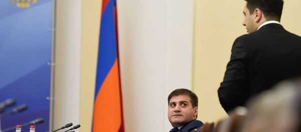 Вице-спикер НС Ален Симонян и депутат Арман Бабаджанян перед началом совместного заседания Постоянной комиссии по внешним связям НС Армении и Комитета СФ по международным делам ФС России (18 декабря 2019). Еревaн Вице-спикер НС Ален Симонян и депутат Арман Бабаджанян перед началом совместного заседания Постоянной комиссии по внешним связям НС Армении и Комитета СФ по международным делам ФС России (18 декабря 2019). Еревaн - Sputnik Армения