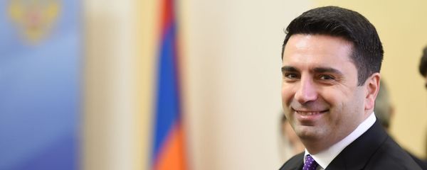 Вице-спикер НС Армении Ален Симонян перед началом совместного заседания Постоянной комиссии по внешним связям НС Армении и Комитета СФ по международным делам ФС России (18 декабря 2019). Еревaн - Sputnik Արմենիա
