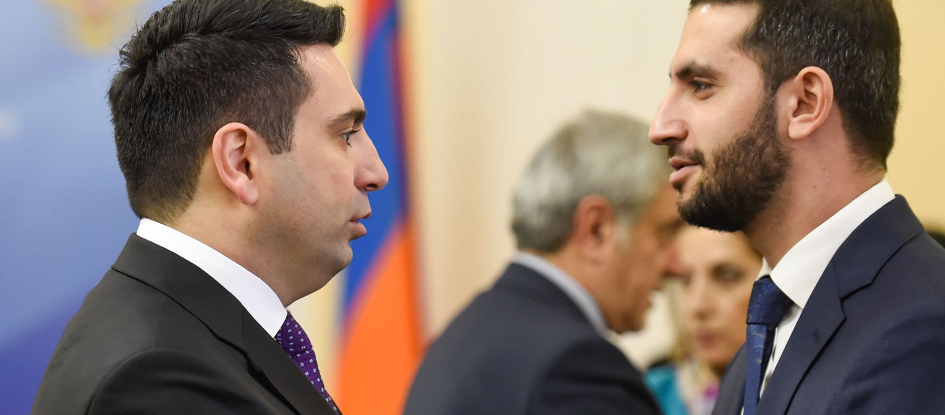 Вице-спикер НС Армении Ален Симонян и депутат Рубен Рубинян перед началом совместного заседания Постоянной комиссии по внешним связям НС Армении и Комитета СФ по международным делам ФС России (18 декабря 2019). Еревaн Вице-спикер НС Армении Ален Симонян и депутат Рубен Рубинян перед началом совместного заседания Постоянной комиссии по внешним связям НС Армении и Комитета СФ по международным делам ФС России (18 декабря 2019). Еревaн - Sputnik Արմենիա, 1920, 19.07.2021