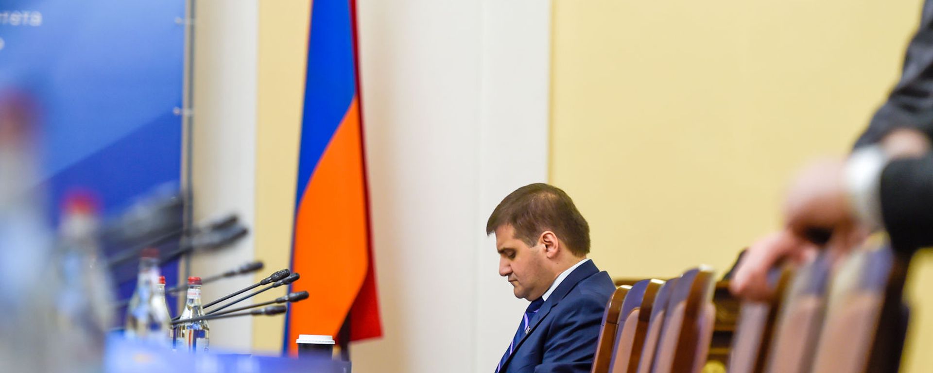 Депутат Арман Бабаджанян перед началом совместного заседания Постоянной комиссии по внешним связям НС Армении и Комитета СФ по международным делам ФС России (18 декабря 2019). Еревaн Депутат Арман Бабаджанян перед началом совместного заседания Постоянной комиссии по внешним связям НС Армении и Комитета СФ по международным делам ФС России (18 декабря 2019). Еревaн - Sputnik Армения, 1920, 20.06.2021