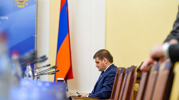 Депутат Арман Бабаджанян перед началом совместного заседания Постоянной комиссии по внешним связям НС Армении и Комитета СФ по международным делам ФС России (18 декабря 2019). Еревaн - Sputnik Արմենիա