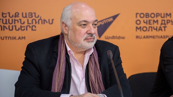 Константин Орбелян на пресс-конференции в преддверии концерта памяти Петроса Айказяна (18 декабря 2019). Еревaн - Sputnik Армения