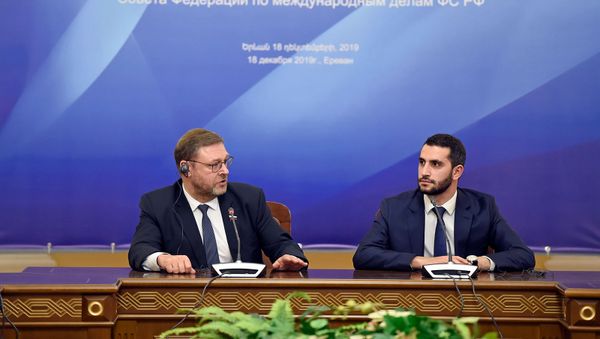 Председатель Комитета Совета Федерации по международным делам Константин Косачев и депутат Рубен Рубинян совместного заседания Постоянной комиссии по внешним связям НС Армении и Комитета СФ по международным делам ФС России после (18 декабря 2019). Еревaн - Sputnik Армения