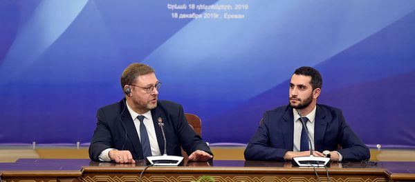 Председатель Комитета Совета Федерации по международным делам Константин Косачев и депутат Рубен Рубинян совместного заседания Постоянной комиссии по внешним связям НС Армении и Комитета СФ по международным делам ФС России после (18 декабря 2019). Еревaн - Sputnik Արմենիա