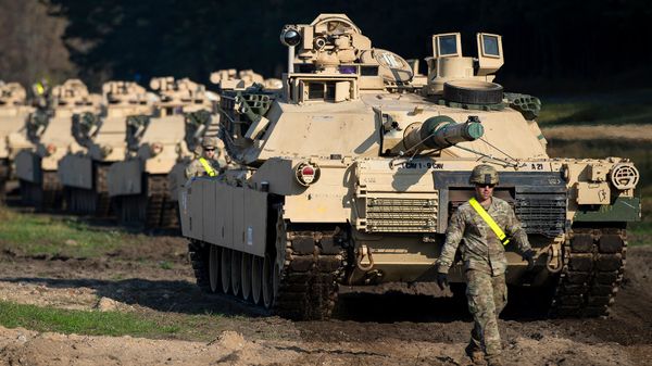 Боевые танки Абрамса на железнодорожной станции Пабраде примерно в 50 км к северу от Вильнюса (21 октября 2019). Литва - Sputnik Армения