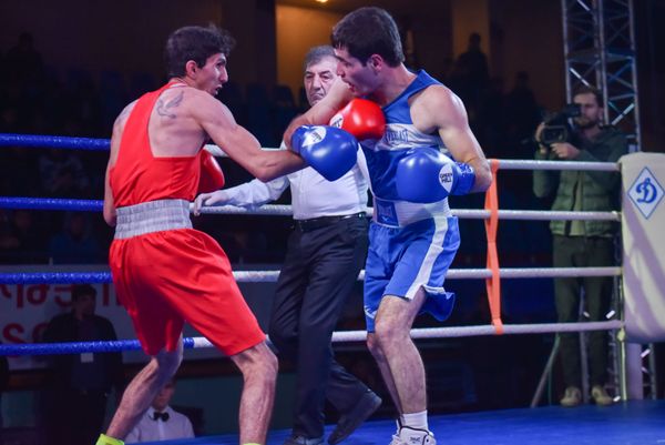 Ваге Бадалян и Корюн Согомонян в финале чемпионата по боксу Золотые перчатки (18 декабря 2019). Еревaн - Sputnik Армения