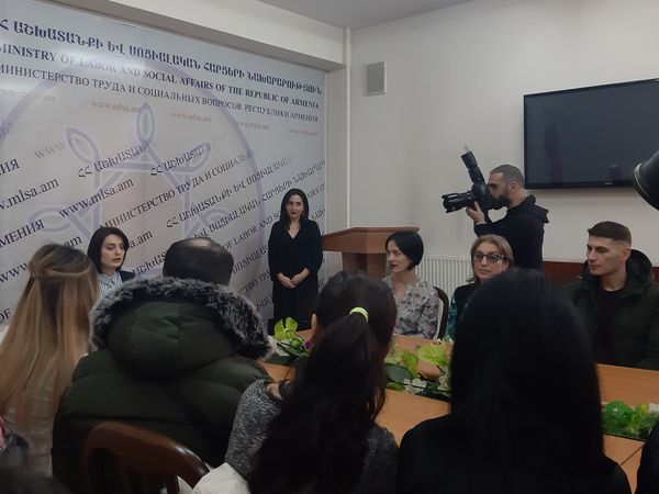 Ждали целых 25 лет: в Армении выпускники детдомов получили сертификаты на куплю квартир - Sputnik Армения