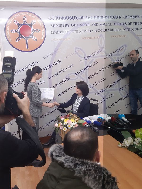 Ждали целых 25 лет: в Армении выпускники детдомов получили сертификаты на куплю квартир - Sputnik Армения