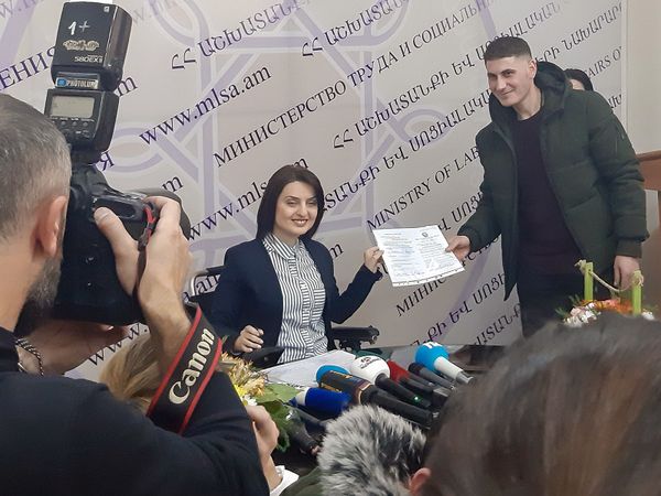 Ждали целых 25 лет: в Армении выпускники детдомов получили сертификаты на куплю квартир - Sputnik Армения