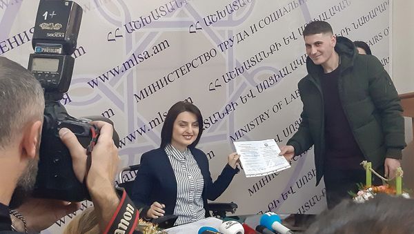 Вручение сертификатов на приобретение квартир бывшим воспитанникам детдомов Армении (18 декабря 2019). Еревaн - Sputnik Армения