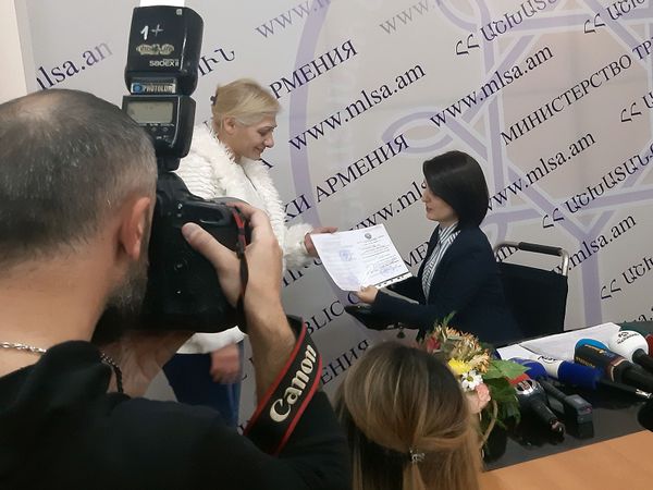 Ждали целых 25 лет: в Армении выпускники детдомов получили сертификаты на куплю квартир - Sputnik Армения