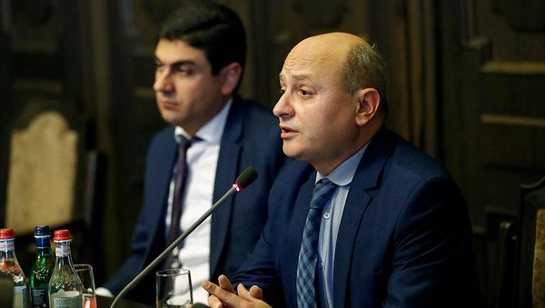Председатель Общественного совета Степа Сафарян на заседании правительства Армении (19 декабря 2019). Еревaн - Sputnik Արմենիա
