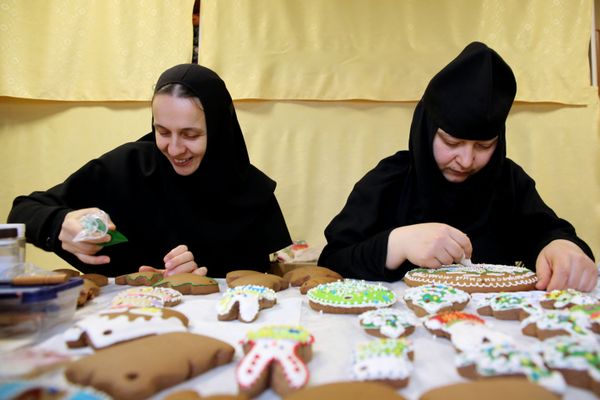 Послушницы Свято-Вознесенского Дубовского монастыря украшают пряники к Рождеству Послушницы Свято-Вознесенского Дубовского монастыря украшают пряники к Рождеству - Sputnik Армения