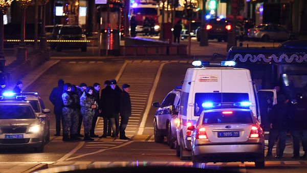 Сотрудники силовых структур недалеко от здания ФСБ на Лубянской площади, где произошла стрельба (19 декабря 2019). Москвa - Sputnik Армения