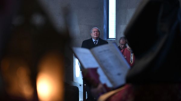 Президент Армен Саркисян во время церковной службы (19 декабря 2019). Эчмиадзин - Sputnik Армения