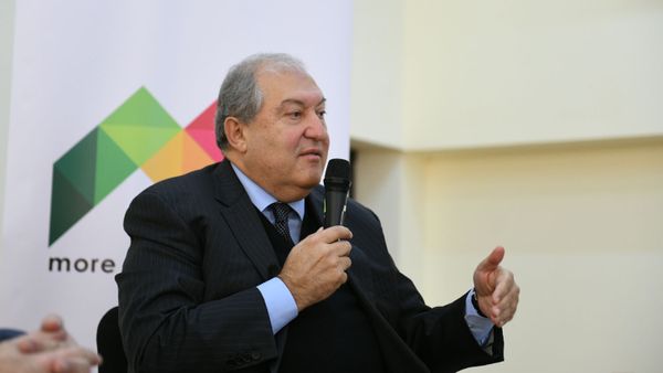 Президент Армен Саркисян в Мецаморской старшей школе в рамках проекта More for Metsamor (Больше для Мецамора) встретились с учениками и жителями (19 декабря 2019). Мецамор - Sputnik Արմենիա