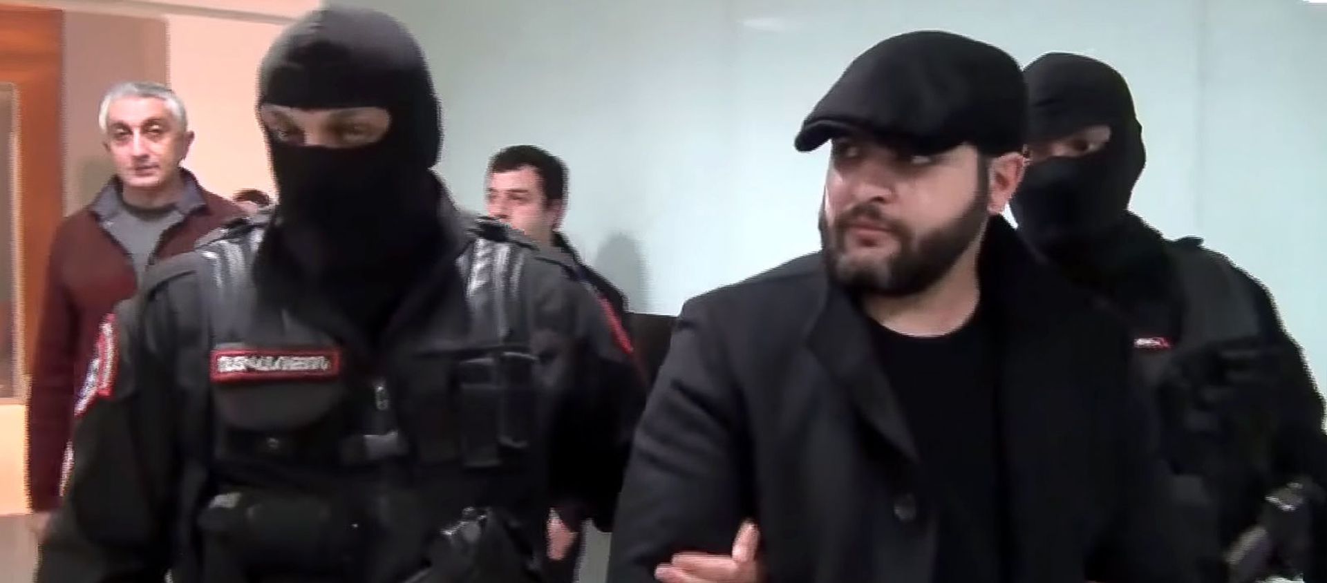 Сотрудники правоохранительных органов сопровождают экстрадированного из Чехии Нарека Саргсяна в аэропорту Звартноц - Sputnik Արմենիա, 1920, 13.04.2021