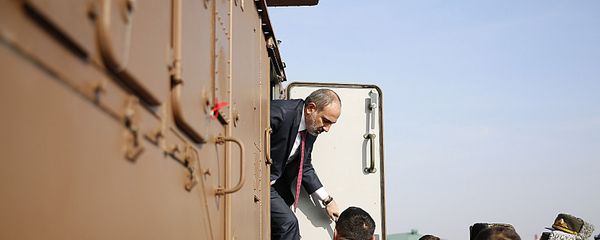 Премьер-министр Армении Никол Пашинян у комплексов ТОР-М2КМ  - Sputnik Армения
