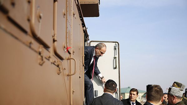 Премьер-министр Армении Никол Пашинян у комплексов ТОР-М2КМ  - Sputnik Армения