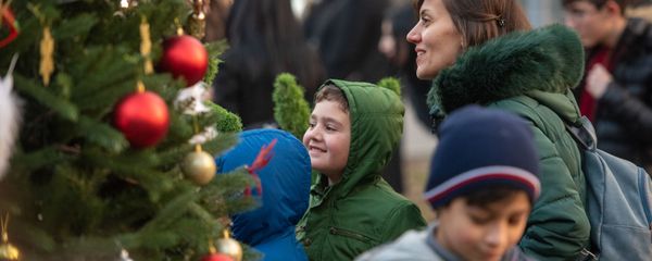 Радостные дети и родители у рождественской елки в Ереванском зоопарке во время праздничного мероприятия - Sputnik Արմենիա