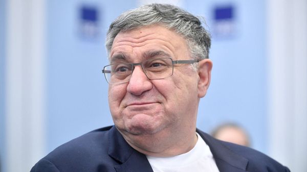 Президент Академии российского телевидения Александр Акопов во время вручения основателю и первому президенту Академии российского телевидения Владимиру Познеру специальной награды в честь 25-летия академии (20 декабря 2019). Москвa - Sputnik Армения